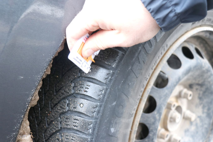 В Мстиславле инспекторы ДПС проверяют шины на автомобилях