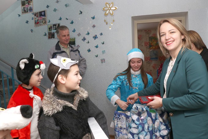 Новогодние подарки привезли воспитанникам детского дома семейного типа в аг. Рязанцы