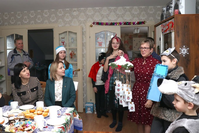 Новогодние подарки привезли воспитанникам детского дома семейного типа в аг. Рязанцы