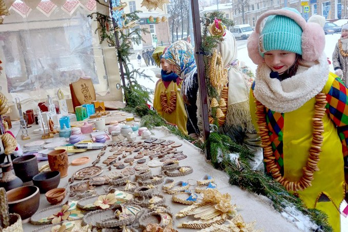 Работники культуры района побывали на новогодней ярмарке в Могилёве. Как развлекали жителей областной столицы