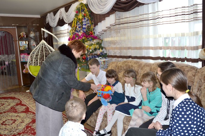 Посмотрите, как поздравили многодетную семью из Ходос с Рождеством