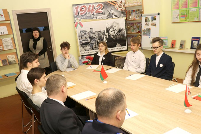 В гимназии прошла диалоговая площадка, посвящённая геноциду белорусского народа. Что волнует школьников