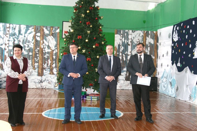 Сертификат и сладкие подарки. Со старым Новым годом поздравили учащихся школы-интерната в Мстиславле