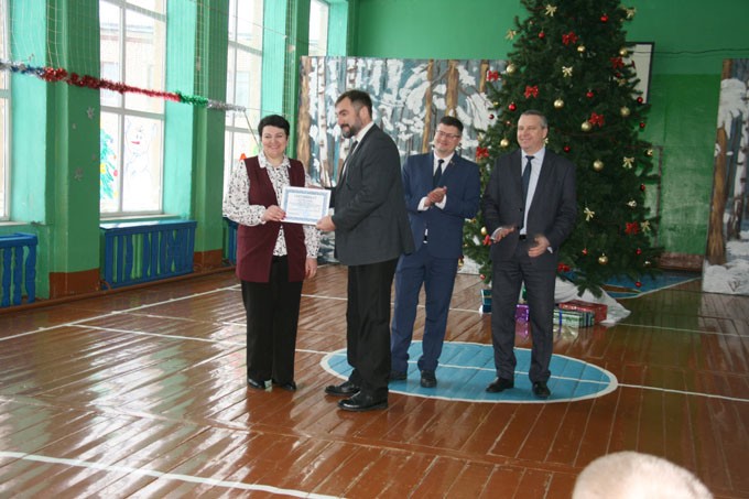 Сертификат и сладкие подарки. Со старым Новым годом поздравили учащихся школы-интерната в Мстиславле