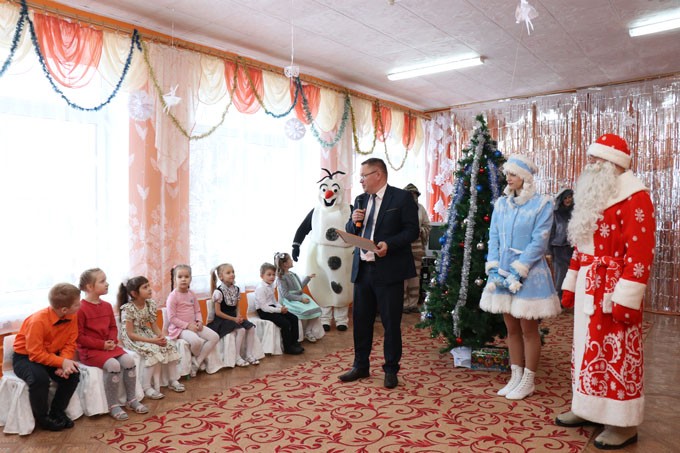 Дмитрий Пимошенко передал детскому саду денежный сертификат на покупку мебели