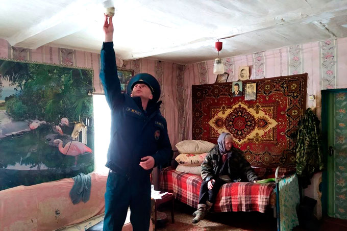 Зачем в Мстиславском районе спасатели и милиционеры «стучатся» в дома