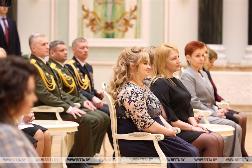 Лукашенко вручил госнаграды самым успешным женщинам и генеральские погоны самым мужественным воинам