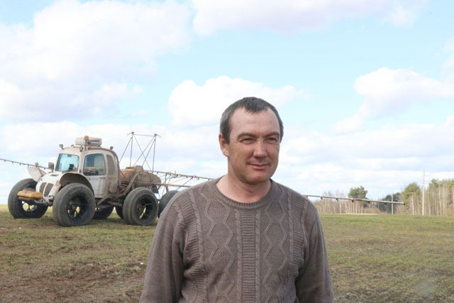 Аграрии Мстиславского райагропромтехснаба на новой машине «Роса» ведут подкормку озимых