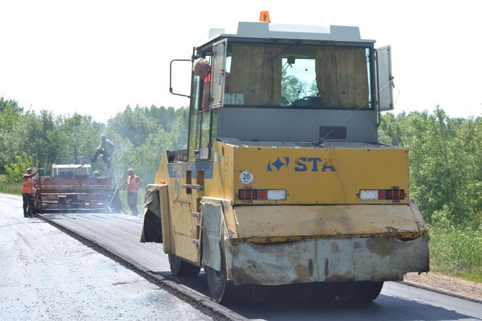 Дорожная бригада ДРСУ №174 ведёт ремонт дороги в Мушино