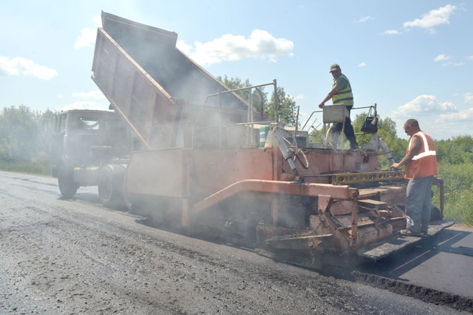 Дорожная бригада ДРСУ №174 ведёт ремонт дороги в Мушино