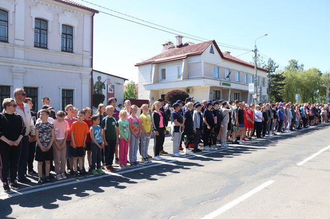 Около двухсот человек приняло участие в легкоатлетическом пробеге ко Дню государственных символов Беларуси