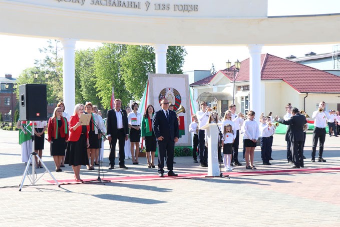 Флаг, герб, гимн. Как в Мстиславле отпраздновали государственный праздник