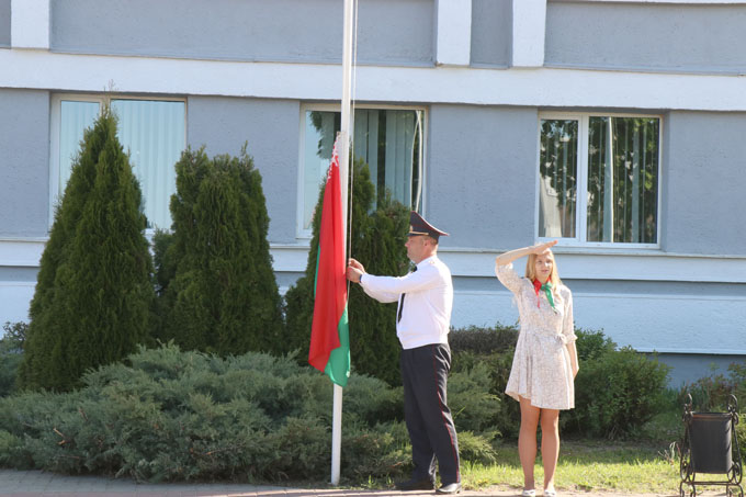 Флаг, герб, гимн. Как в Мстиславле отпраздновали государственный праздник