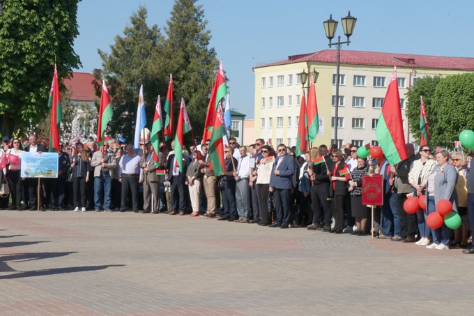 Флаг, герб, гимн. Как в Мстиславле отпраздновали государственный праздник