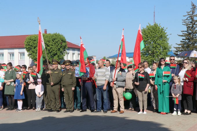 Флаг, герб, гимн. Как в Мстиславле отпраздновали государственный праздник