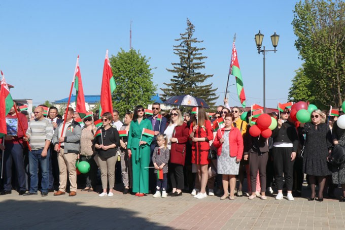 Флаг, герб, гимн. Как в Мстиславле отпраздновали государственный праздник