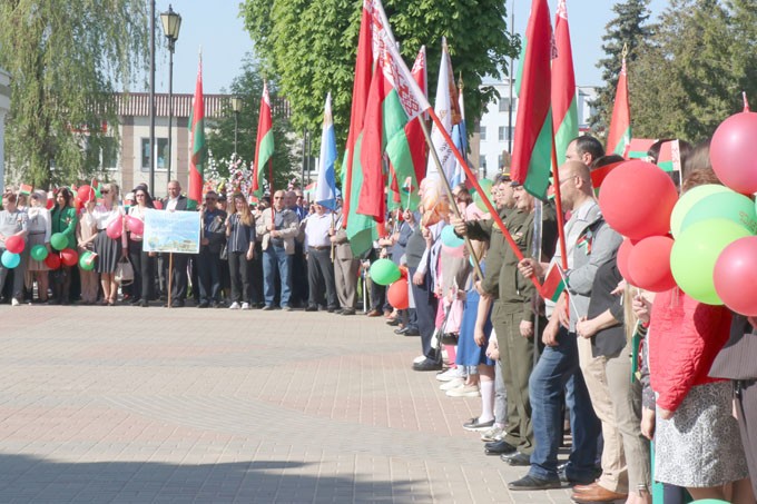 Флаг, герб, гимн. Как в Мстиславле отпраздновали государственный праздник