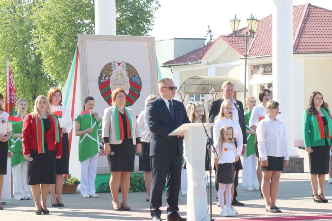 Флаг, герб, гимн. Как в Мстиславле отпраздновали государственный праздник