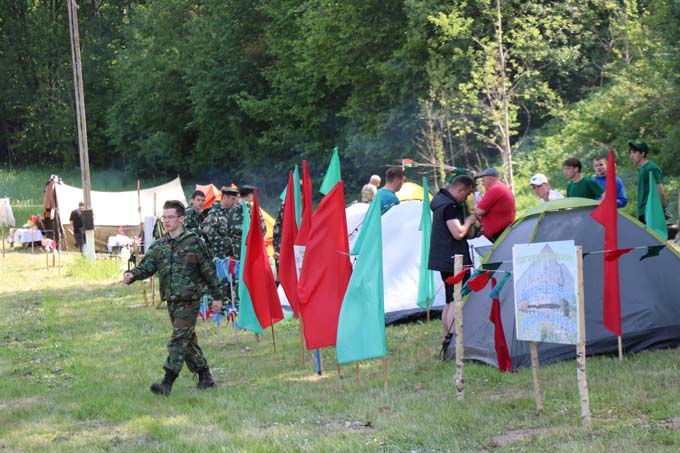 100 учеников района принимают участие в патриотической игре "Зарница". Фото