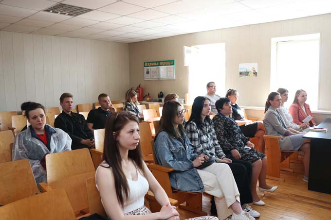 Дмитрий Пимошенко встретился с молодыми специалистами социальной сферы