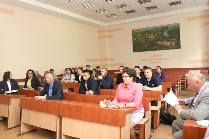 В Мстиславском районе молодым специалистам АПК предлагают заработную плату в размере 900-1400 рублей. А что взамен