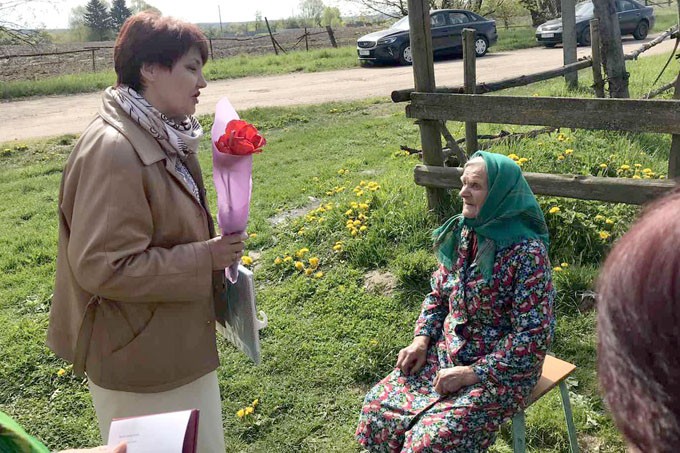 Как активисты "Белой Руси" поздравили с 90-летием ветерана труда из Ковшово