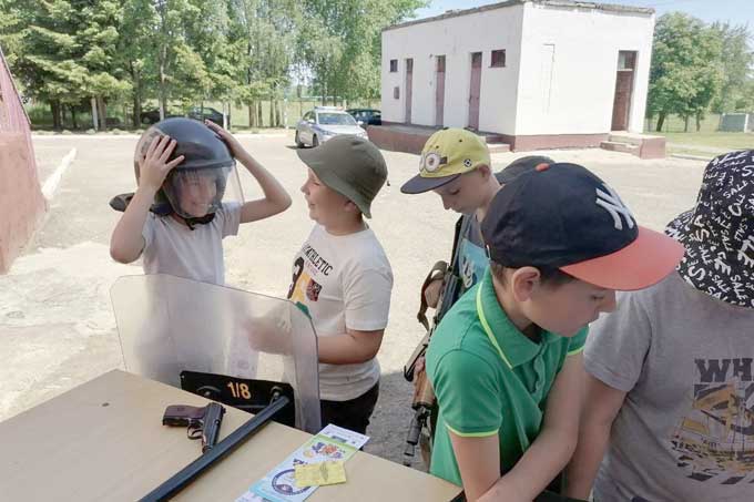 Воспитанникам оздоровительных лагерей продолжают рассказывать о безопасности летом