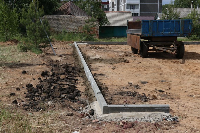 В Мстиславле приступили к строительству дворовых детских площадок. Посмотрите, как идут работы