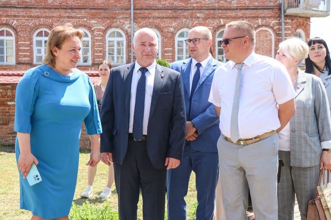 Председатель Следственного комитета Беларуси Дмитрий Гора передал подарок мстиславской школе искусств. Посмотрите какой