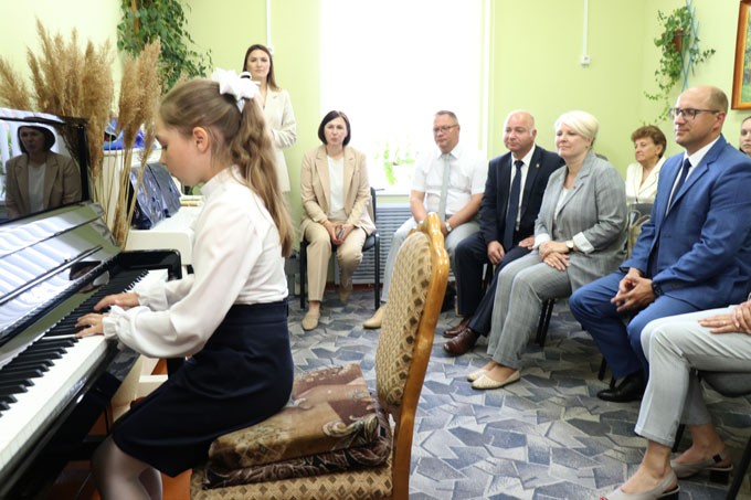 Председатель Следственного комитета Беларуси Дмитрий Гора передал подарок мстиславской школе искусств. Посмотрите какой