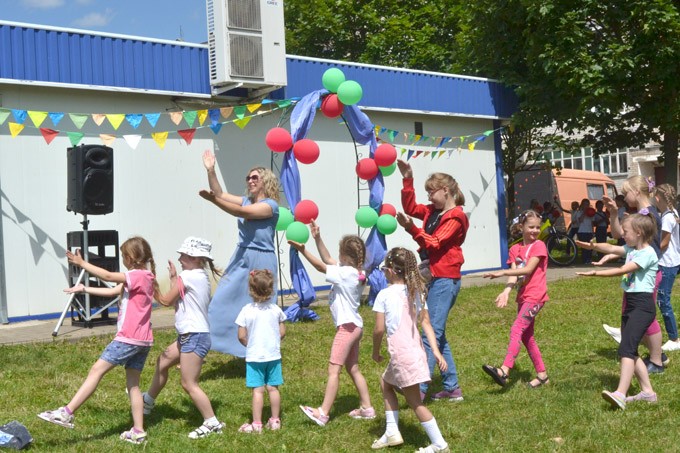 Страна счастливого детства. Как в микрорайоне Юго-Западный прошла праздничная программа для детей