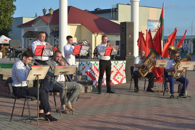 Чем порадовала мстиславчан вечерняя праздничная программа ко Дню Независимости. Фото