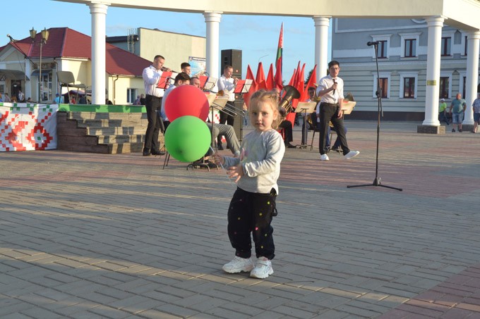 Чем порадовала мстиславчан вечерняя праздничная программа ко Дню Независимости. Фото