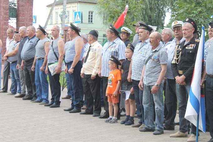 Мстиславские моряки шествовали по центральным улицам города под военно-морскими флагами