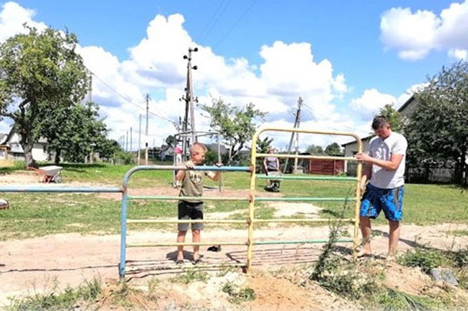 Посмотрите, какую спортивную площадку сделали жители деревни Сапрыновичи