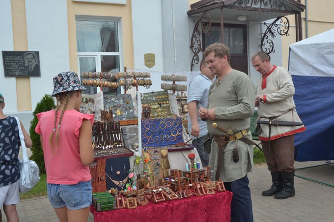 Чем привлекает гостей рыцарского феста город мастеров и как их развлекают на празднике