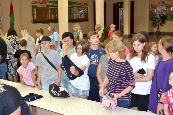 Посмотрите, как прошла ярмарка-продажа школьной формы в СШ № 2 г. Мстиславля