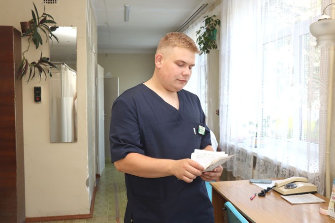 Выпускник медколледжа рассказал, как проходят его первые рабочие будни в Мстиславской больнице