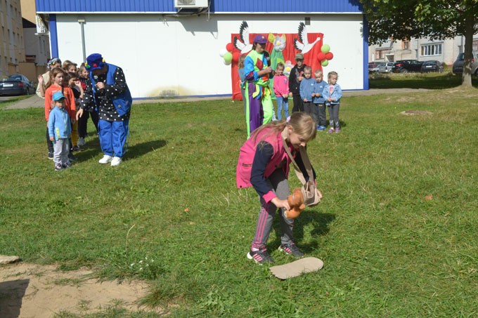 Радуга единства. Посмотрите, как развлекали детей на дворовом празднике в микрорайоне Юго-Западный