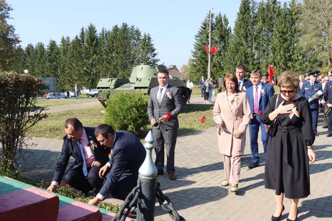 В Мстиславле на Кургане Славы торжественно открыли обновлённую экспозицию военной техники