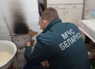 Спасатели будут обследовать дома белорусов.