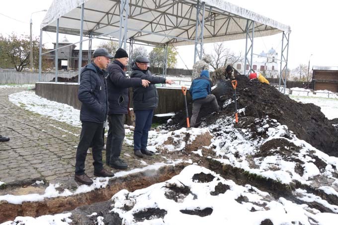 Председатель райисполкома проинспектировал ход выполнения строительных работ на Замковой горе