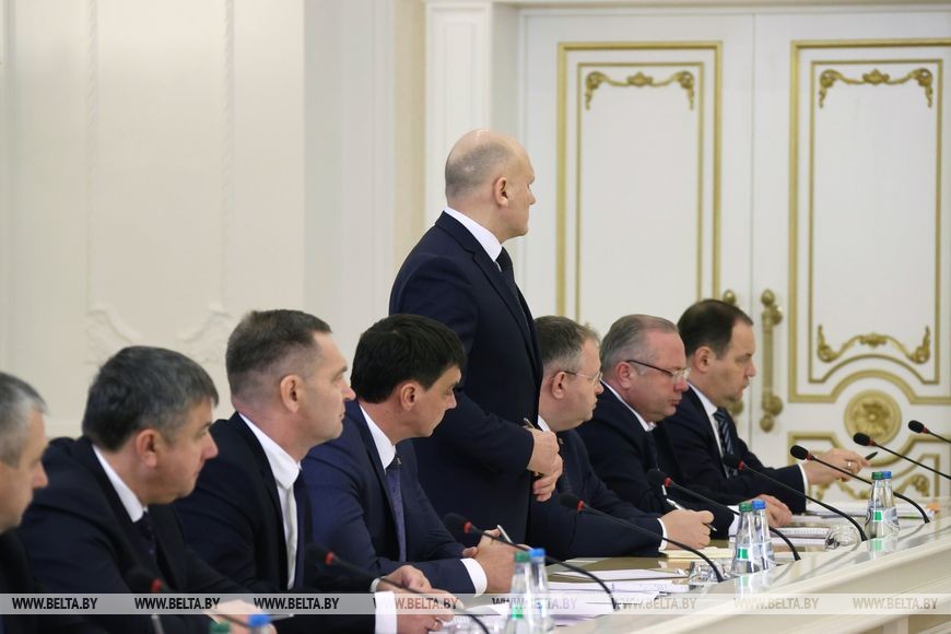 Лукашенко заявил о необходимости установить единые жесткие правила игры для пассажирских автоперевозок