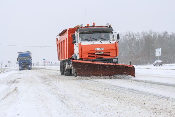 Дорожные и коммунальные службы района встретили снегопад во всеоружии
