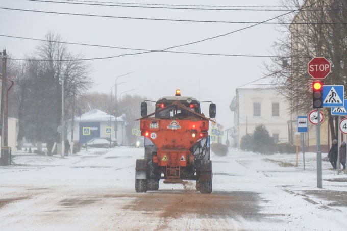 Дорожные и коммунальные службы района встретили снегопад во всеоружии