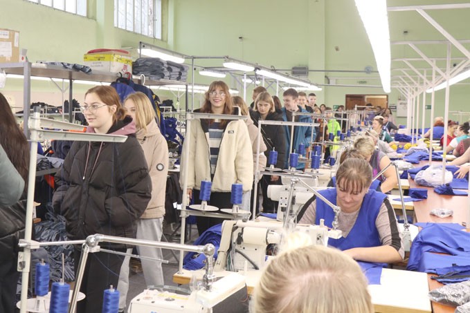 Акция «День с предприятием» прошла на Мстиславской швейной фабрике. Узнали мнение участников