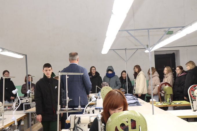 Акция «День с предприятием» прошла на Мстиславской швейной фабрике. Узнали мнение участников