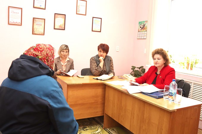 Елена Колеснёва и Елена Клеенкова провели совместный приём граждан в Сельце. С какими проблемами пришли жители