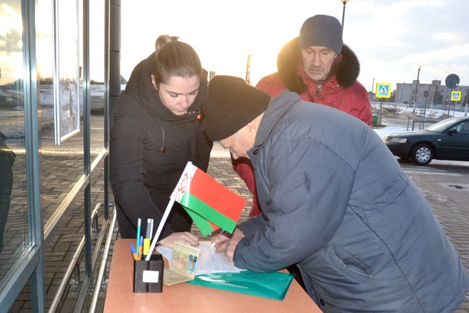 В Мстиславле собирают подписи в поддержку кандидатов в депутаты. Как проходит пикетирование