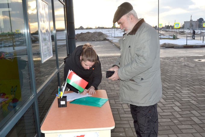 В Мстиславле собирают подписи в поддержку кандидатов в депутаты. Как проходит пикетирование